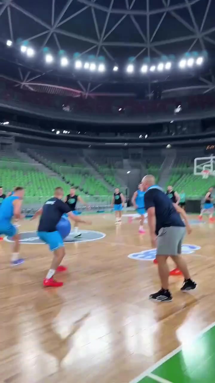 东契奇带领斯洛文尼亚队友训练备战欧锦赛