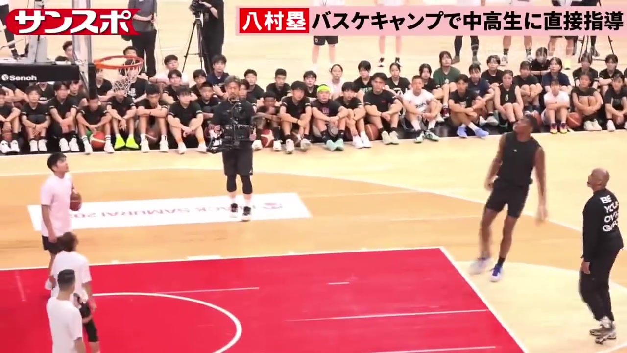 这持球单打技术貌似进步了八村在日本高中向学生们展示跳投技术