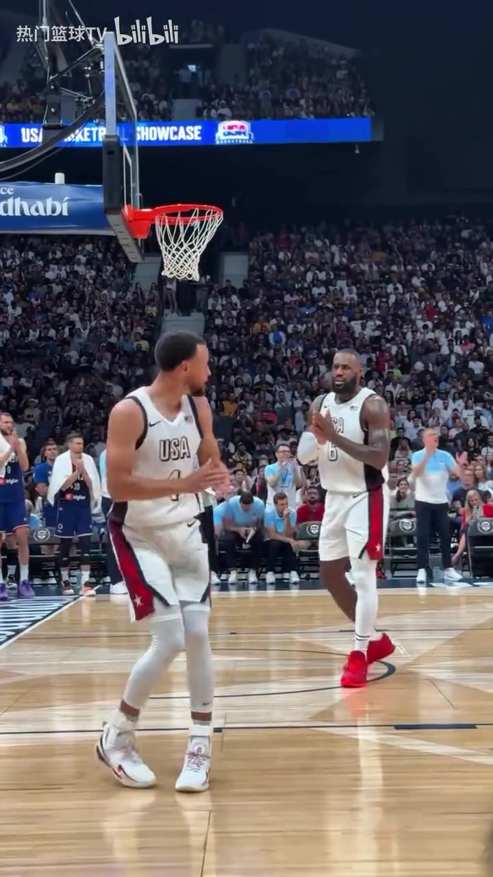 恩比德奖励自己个三分可能是美国男篮最有节目效果的一场球