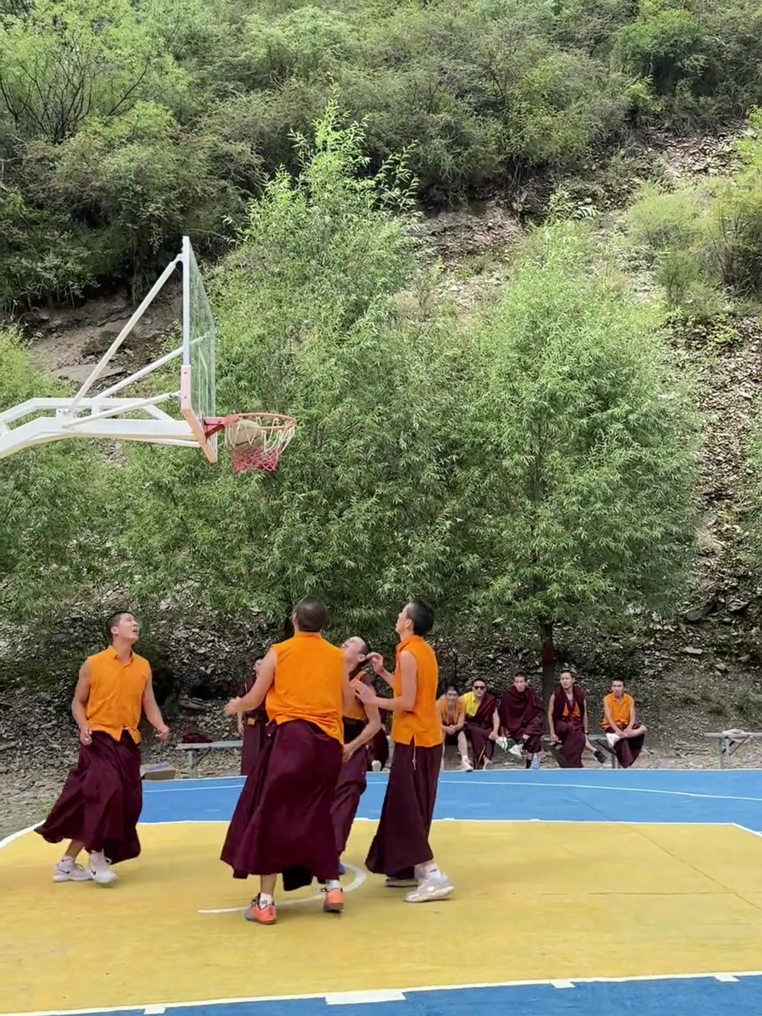 一群爱佛僧文班亚马来这里不是无敌