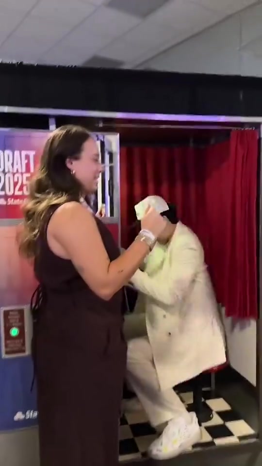 杨瀚森选秀后自拍亭拍照珍贵花絮长太高了没拍到眼睛