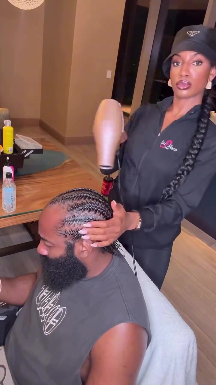 想登哥的莫西干了女发型师晒帮哈登护理脏辫