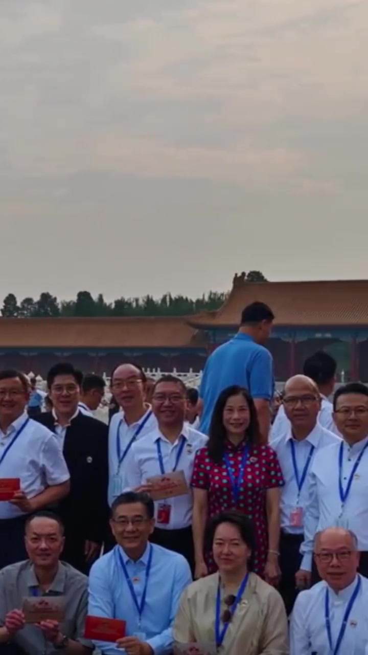 大姚这身高太扎眼阅兵现场霍启刚意外与姚明同框