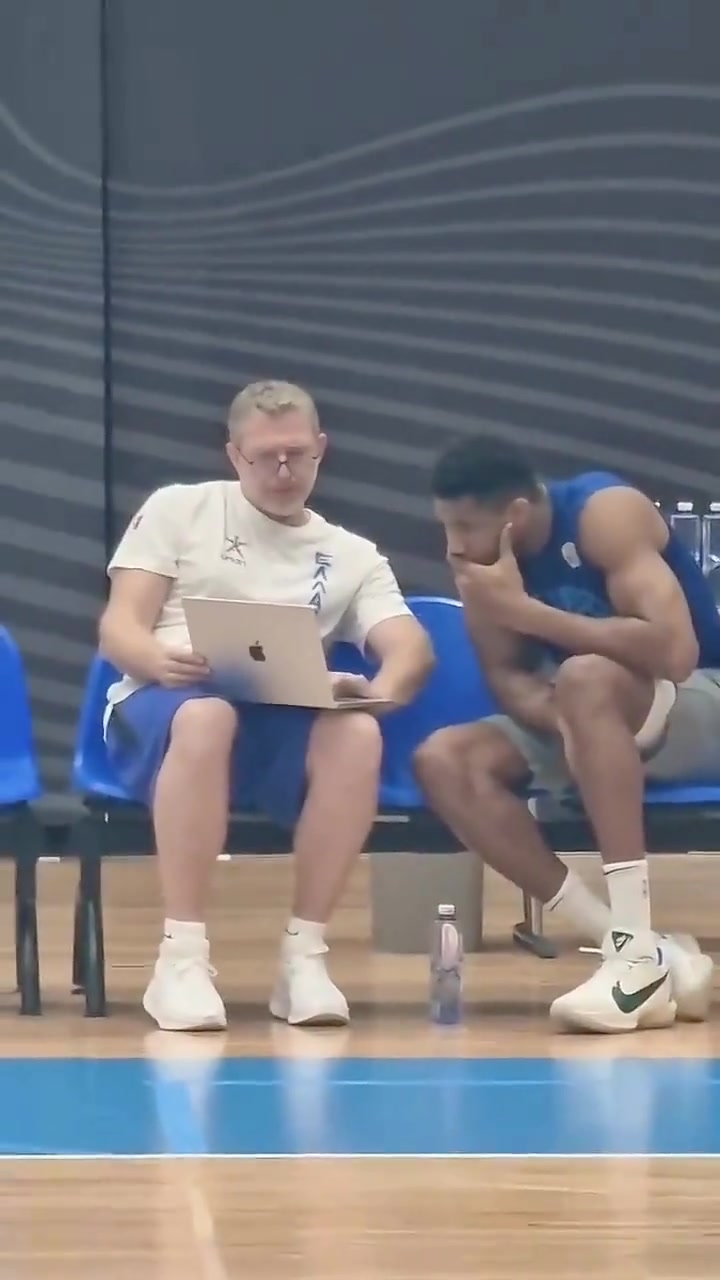 还是输了字母哥赛前认真观看申京比赛录像 并换上21年冠军鞋