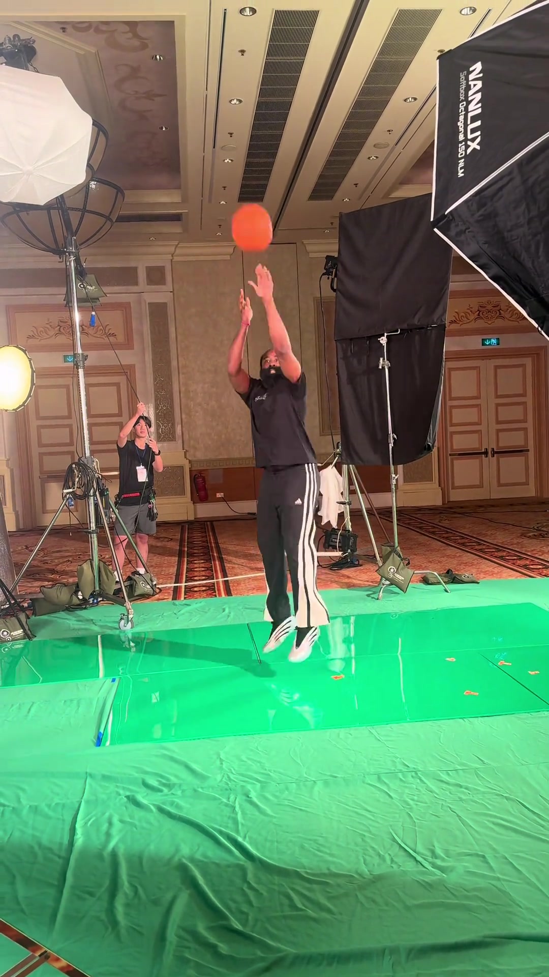 招牌动作必须整登哥拍摄最新花絮在摄影棚直接来一个后撤步