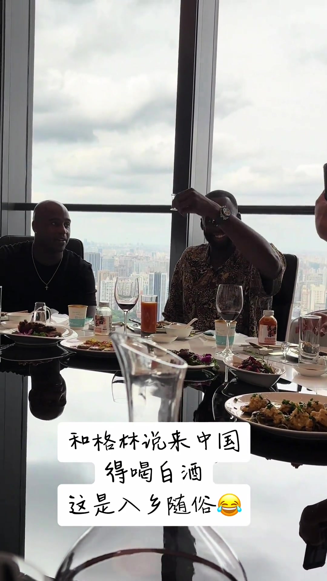 还知道杯要比别人低烤肉姐晒追梦中国行体验喝白酒