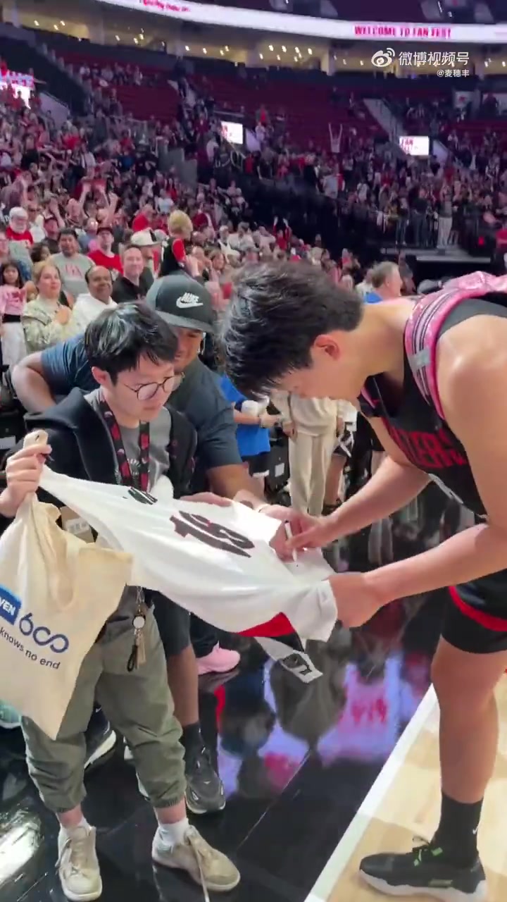 笑死开拓者球迷日上杨瀚森背着粉红色小书包给球迷签名