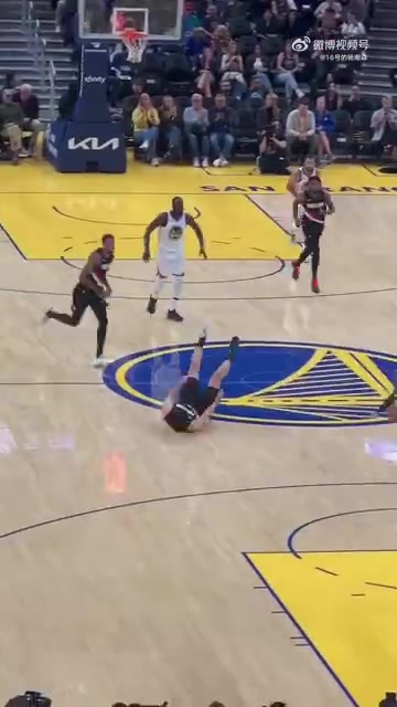 太紧张了杨瀚森想扑防追梦的传球结果不小心把自己给绊倒了