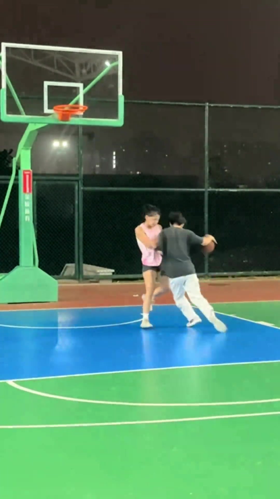 小伙子强打小姐姐毫不留情这就是传说中的西格玛男人