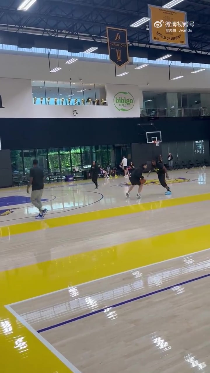 也是个防守大闸的苗子湖人新秀阿杜这防守脚步蛮扎实的