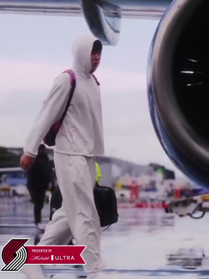 开拓者开启三连客之旅杨瀚森背着小粉书包登机看来是真喜欢