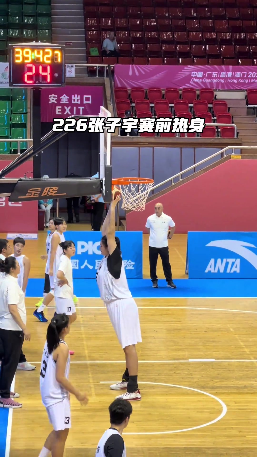 篮球从未如此简单从张子宇跳球开始比赛失去悬念对手都笑了