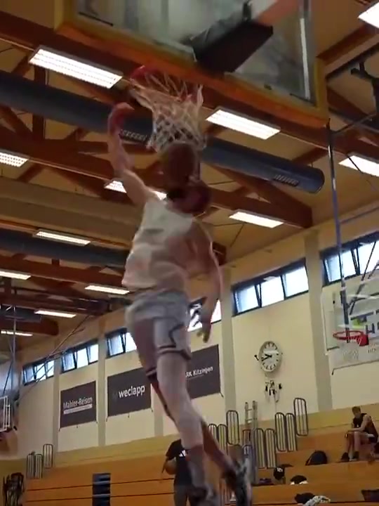 只打了3场就伤了湖人前锋克莱伯休赛期还搁那秀大风车暴扣呢