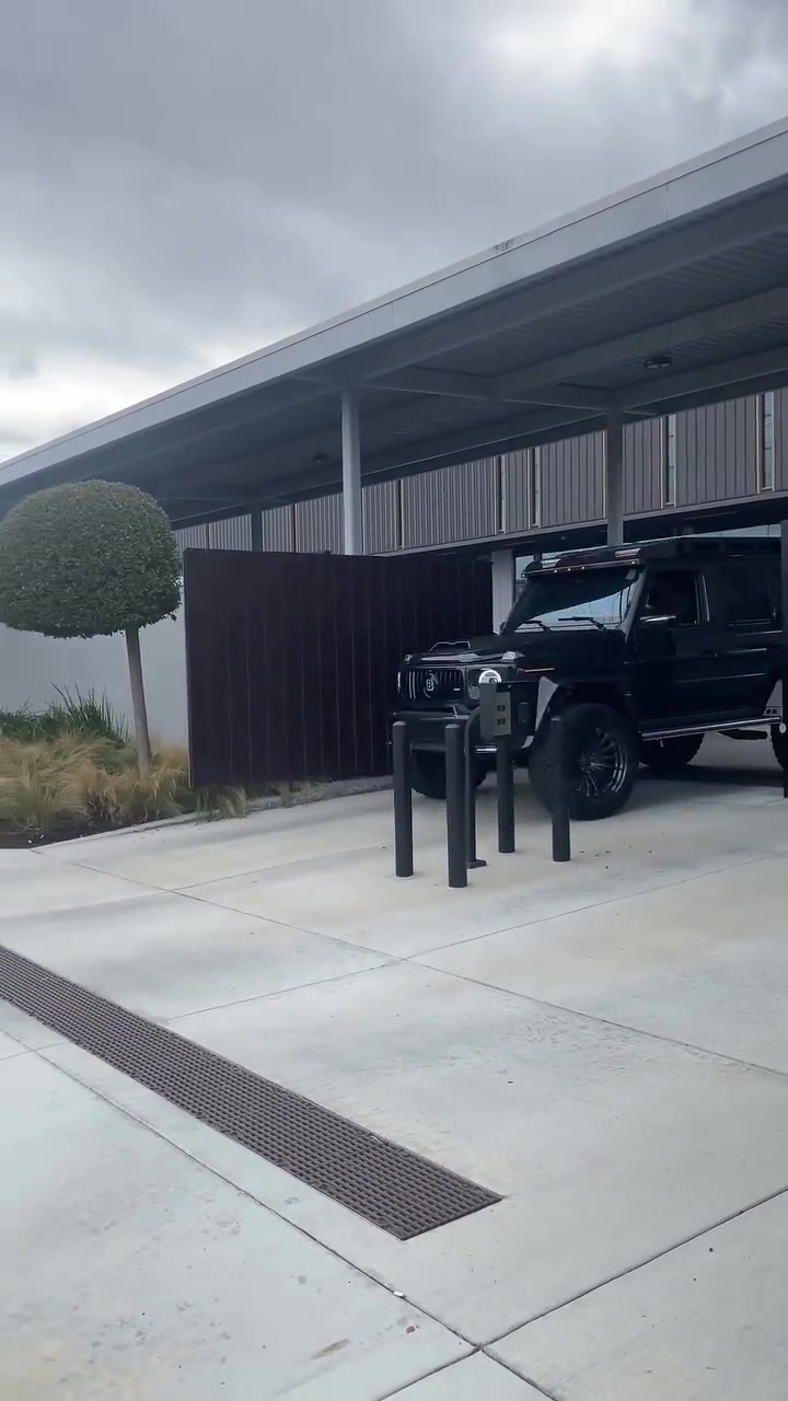 湖人艾顿这肤色真是和车完美融于一体..这就是传说中的人车合一