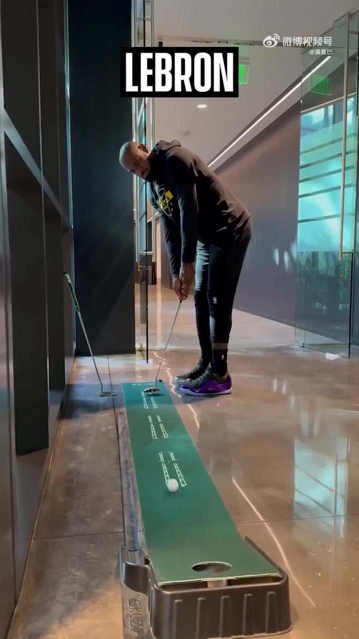 团队文化湖人队内训练前每人一杆高尔夫