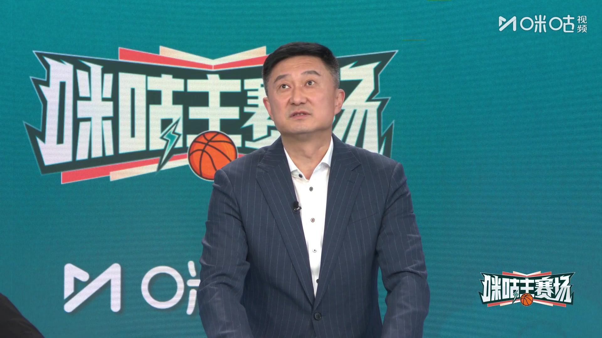 胡明轩有空位都不出手杜锋他看周琦来了就把球给琦哥