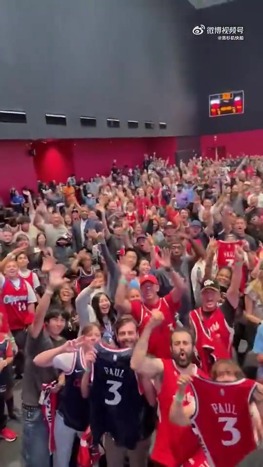 怎么不要老船长了啊保罗刚回来还和快船球迷们开心自拍互动