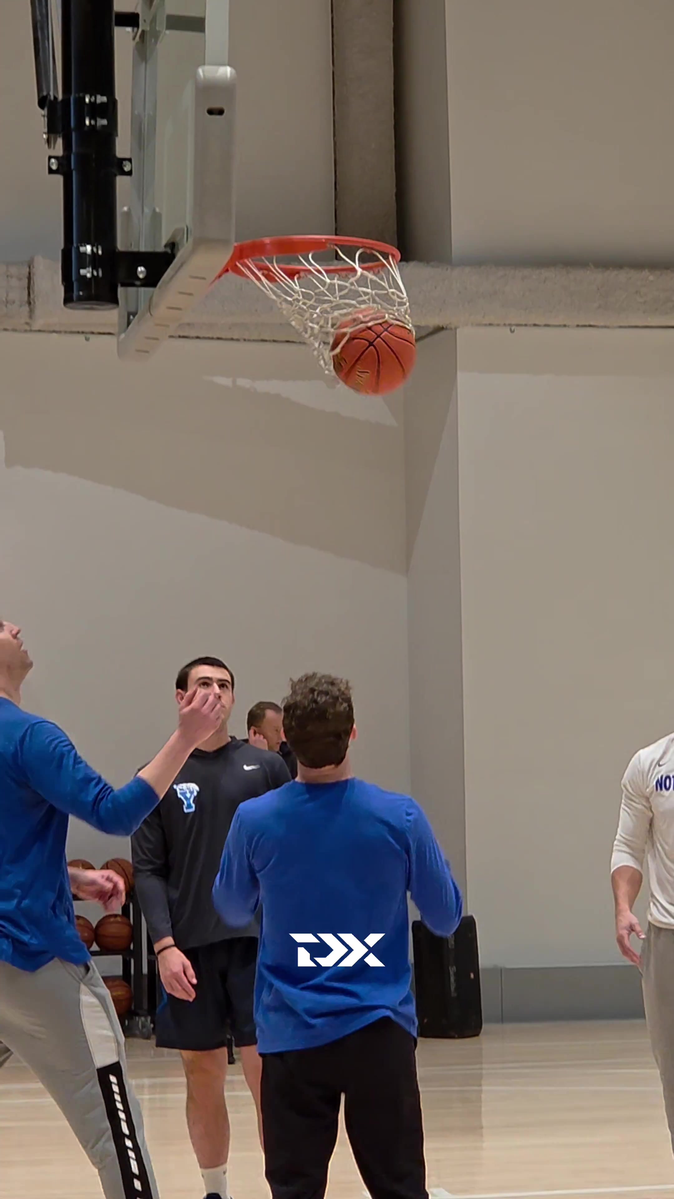 明年状元大热门AJ迪班萨这跳投动作稳定但好像慢了点