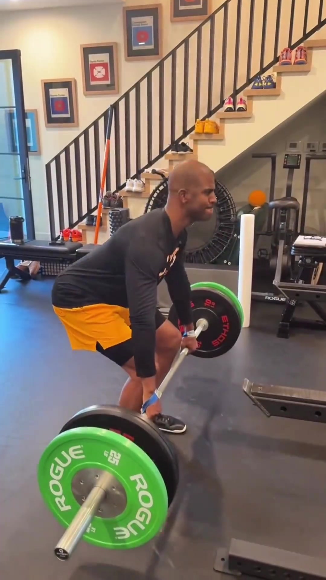 在家陪儿子训练的保罗...