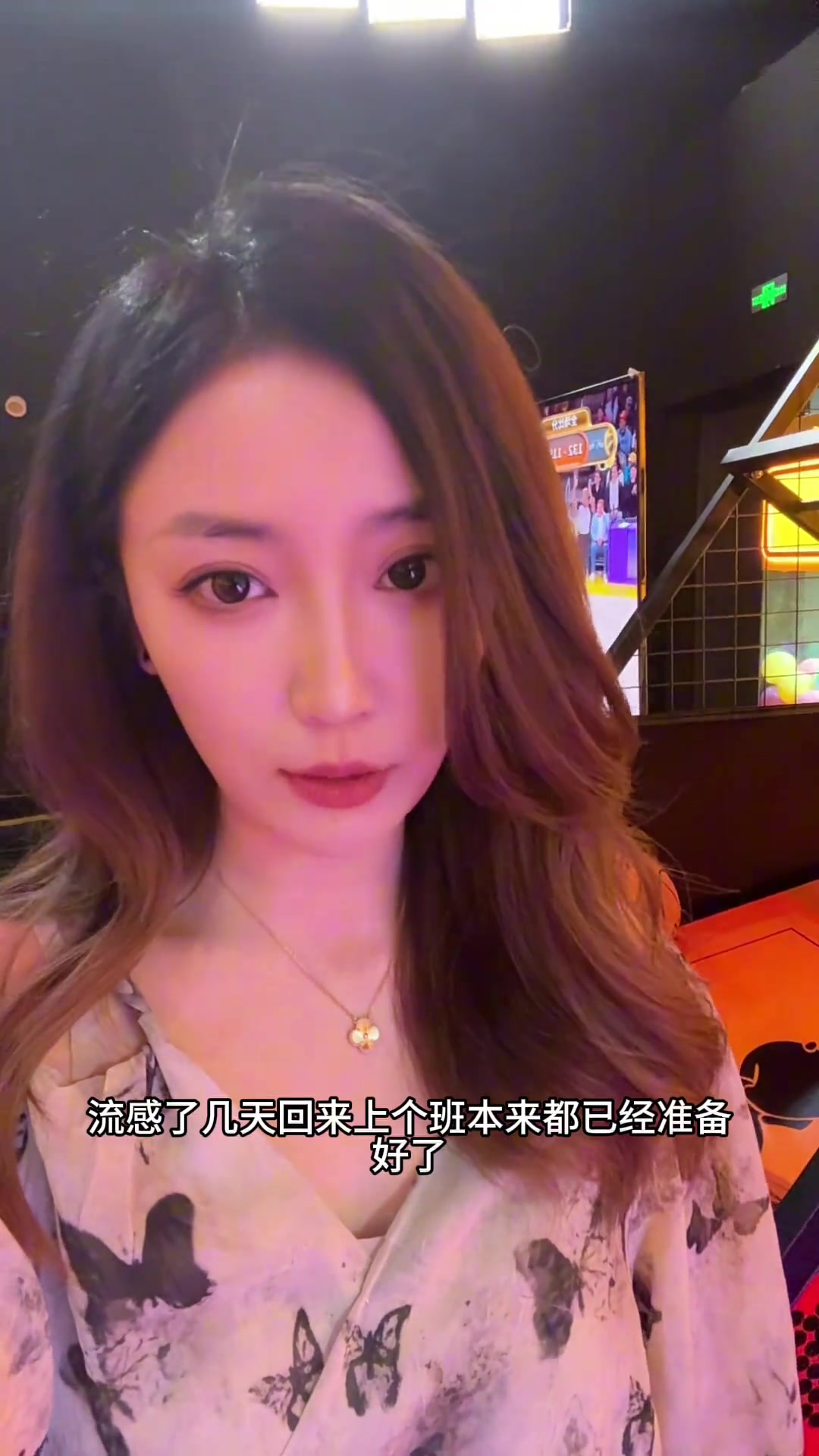 湖人无缘四强佳依无奈叹气全场只有老詹的隔扣是看点....