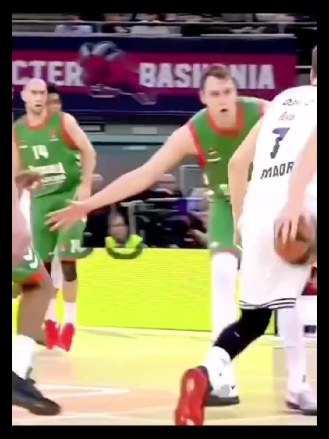 篮下协防血帽对手当年欧洲联赛的东契奇简直太全能了