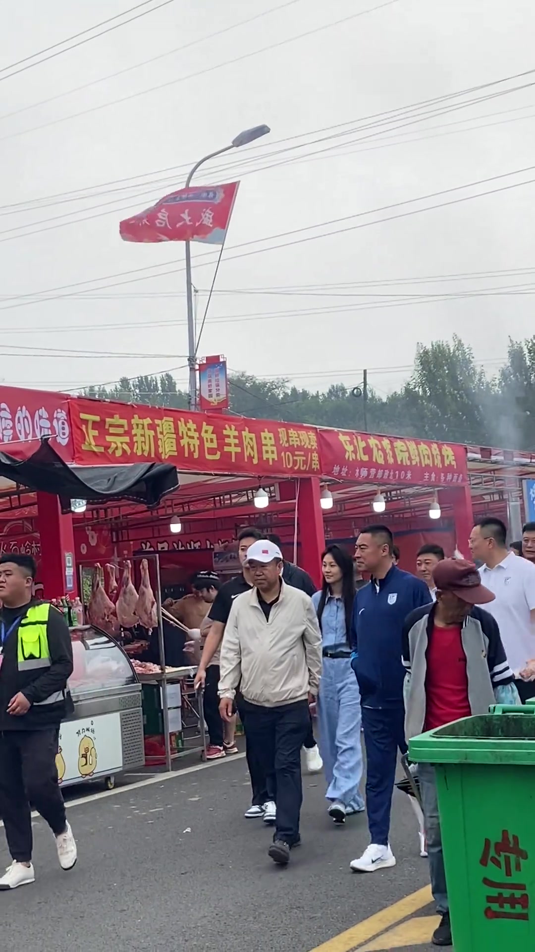 哪位领导大连英博老总跑去庙会为球队烧香祈福