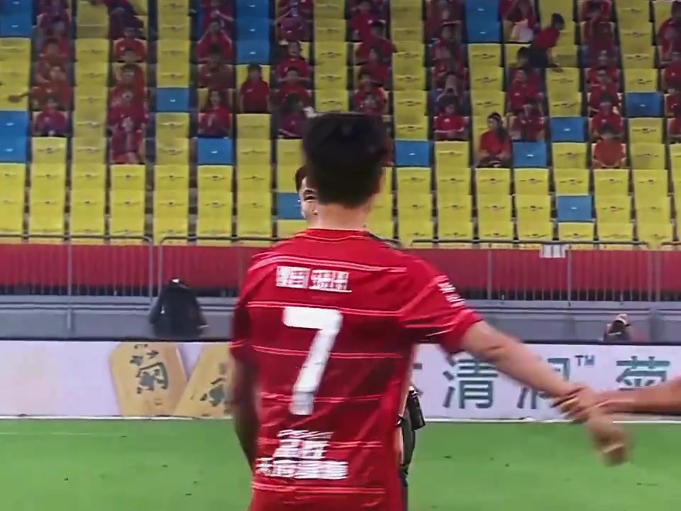 面对世豪的鼓掌卡牌大师马宁慢一秒都是对南博赛文的不尊重