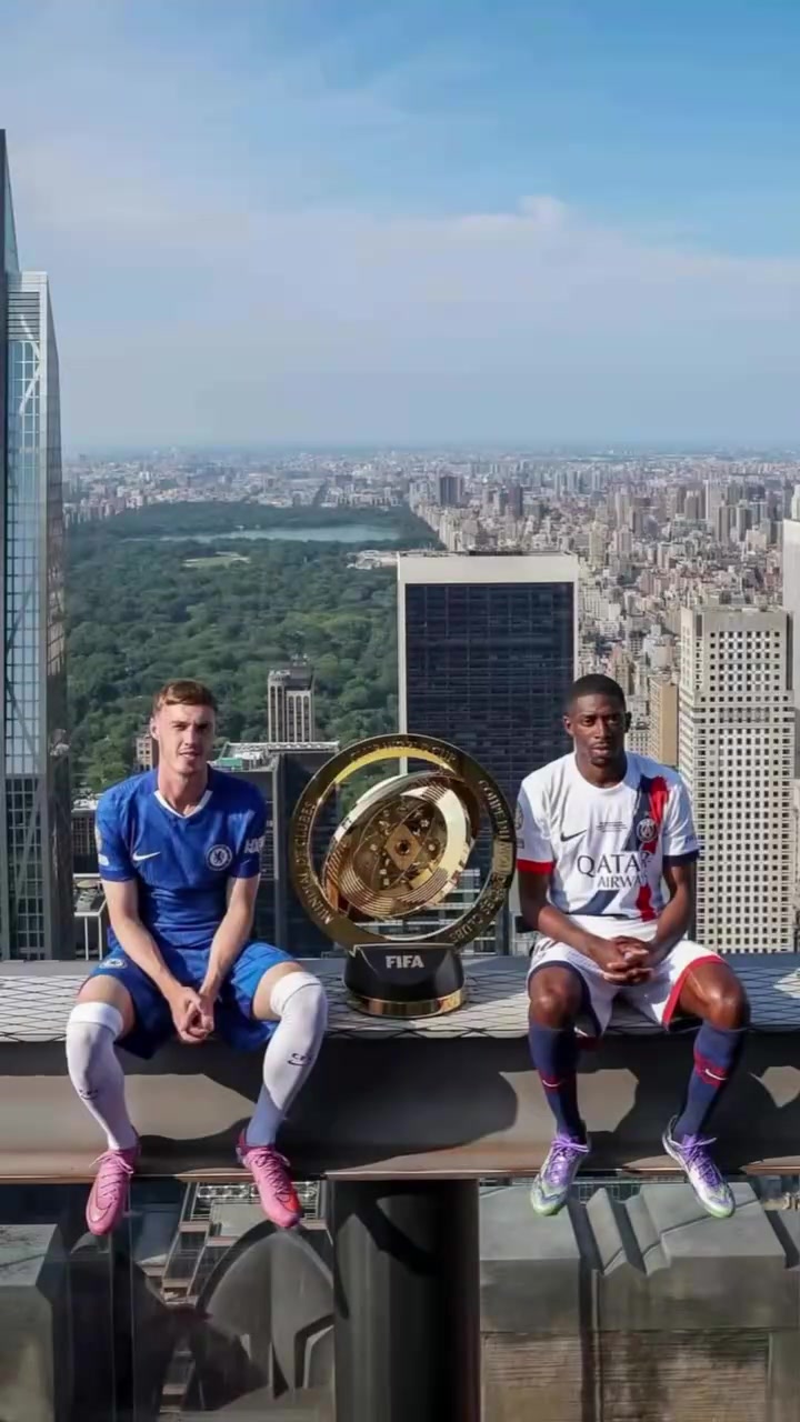 谁能拿下冠军帕尔默登贝莱在纽约高空与世俱杯奖杯合影