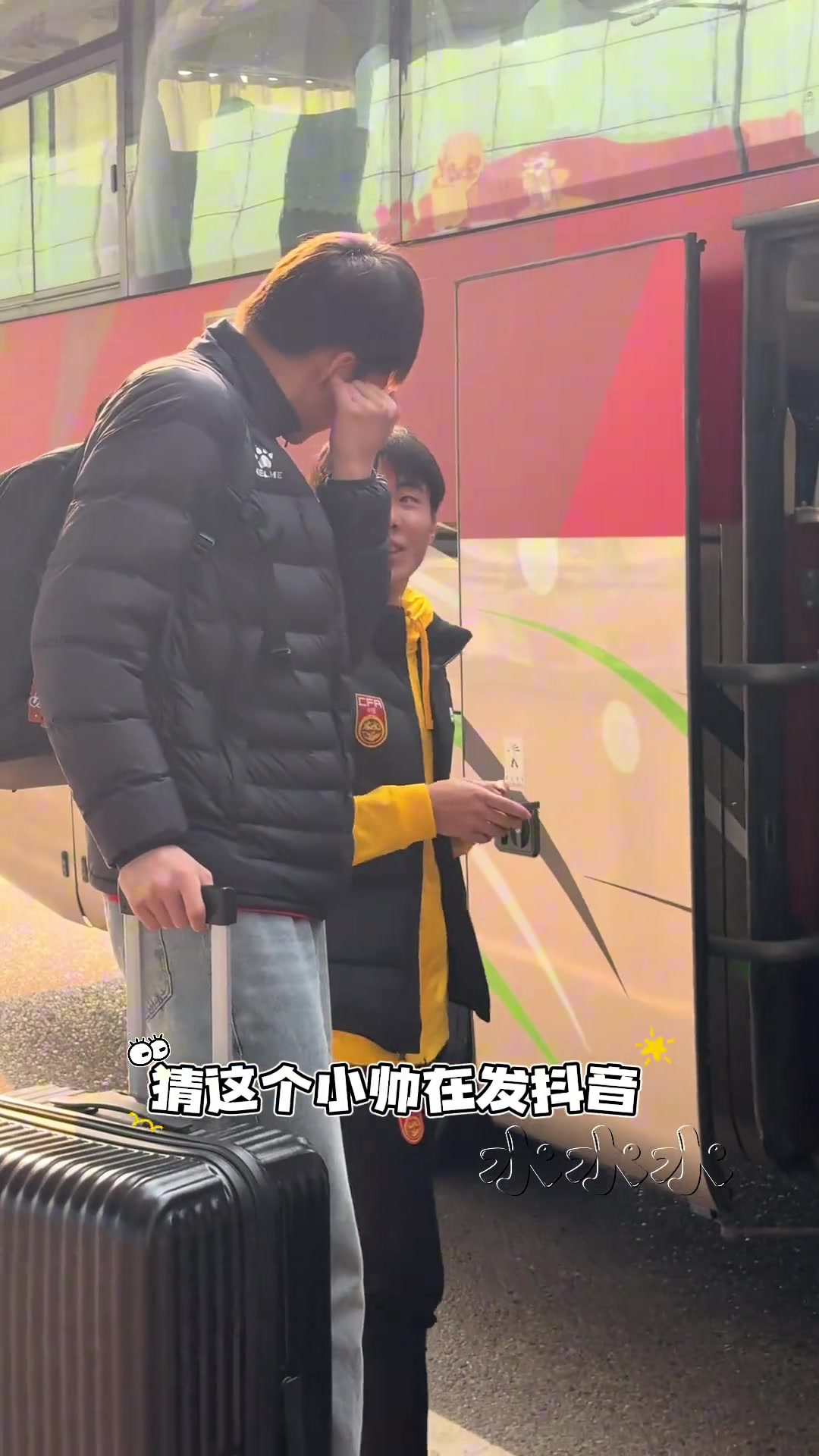 注意看这个男人叫小帅给小姐姐一个飞吻