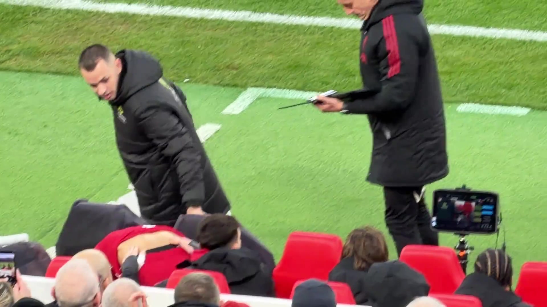 记者视频萨拉赫在掌声中被换上场球迷随即唱起了萨拉赫之歌