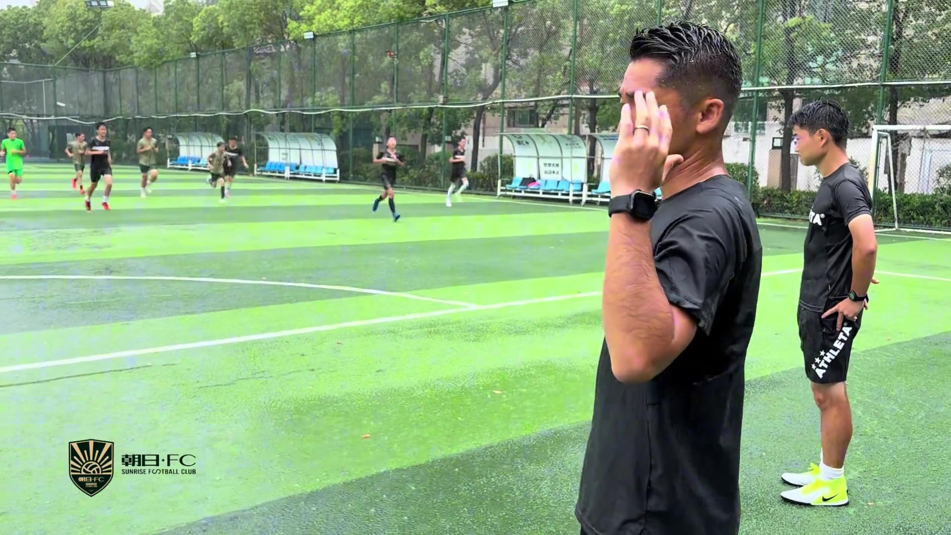 看到日籍教练在雨中的精神状态与眼神才明白日本足球为何崛起