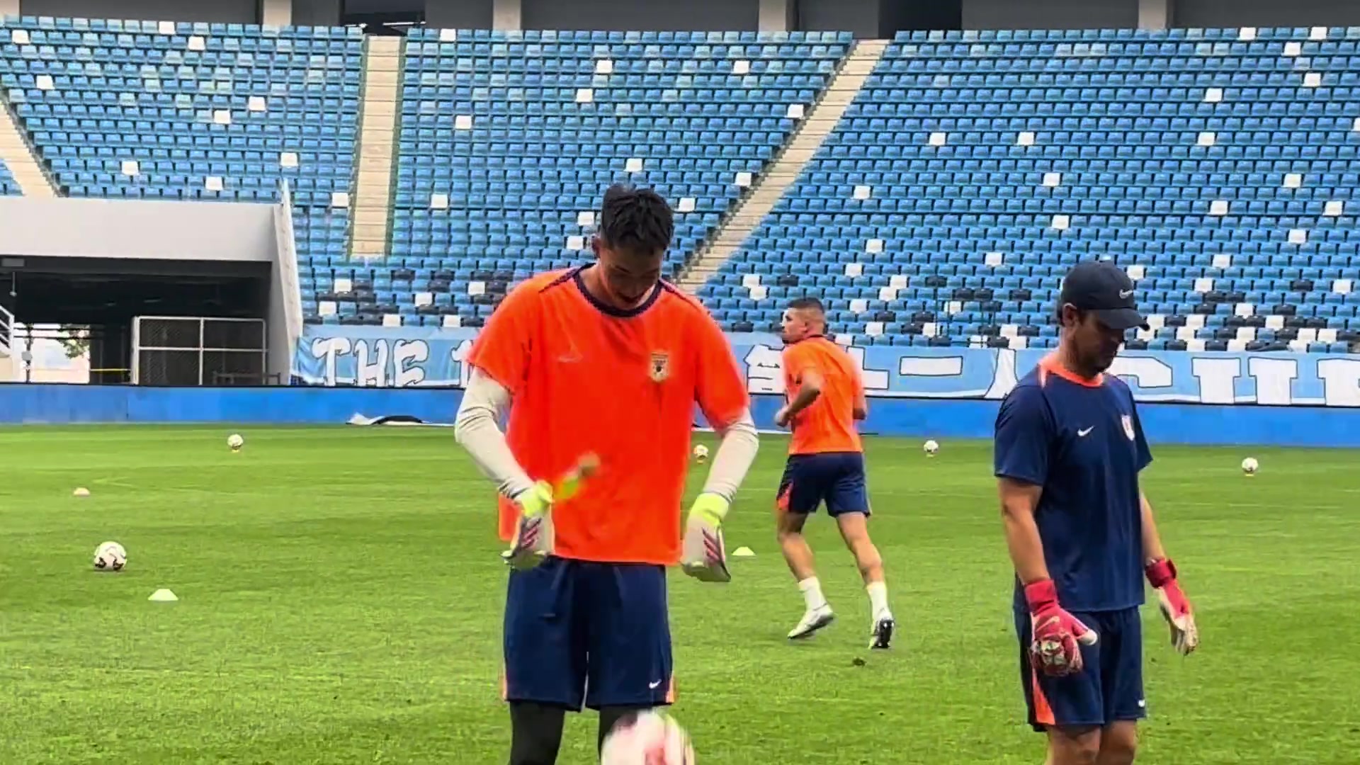 卡扎尔参加赛前训练网传新援加盟后卡扎尔大概率被撤销报名