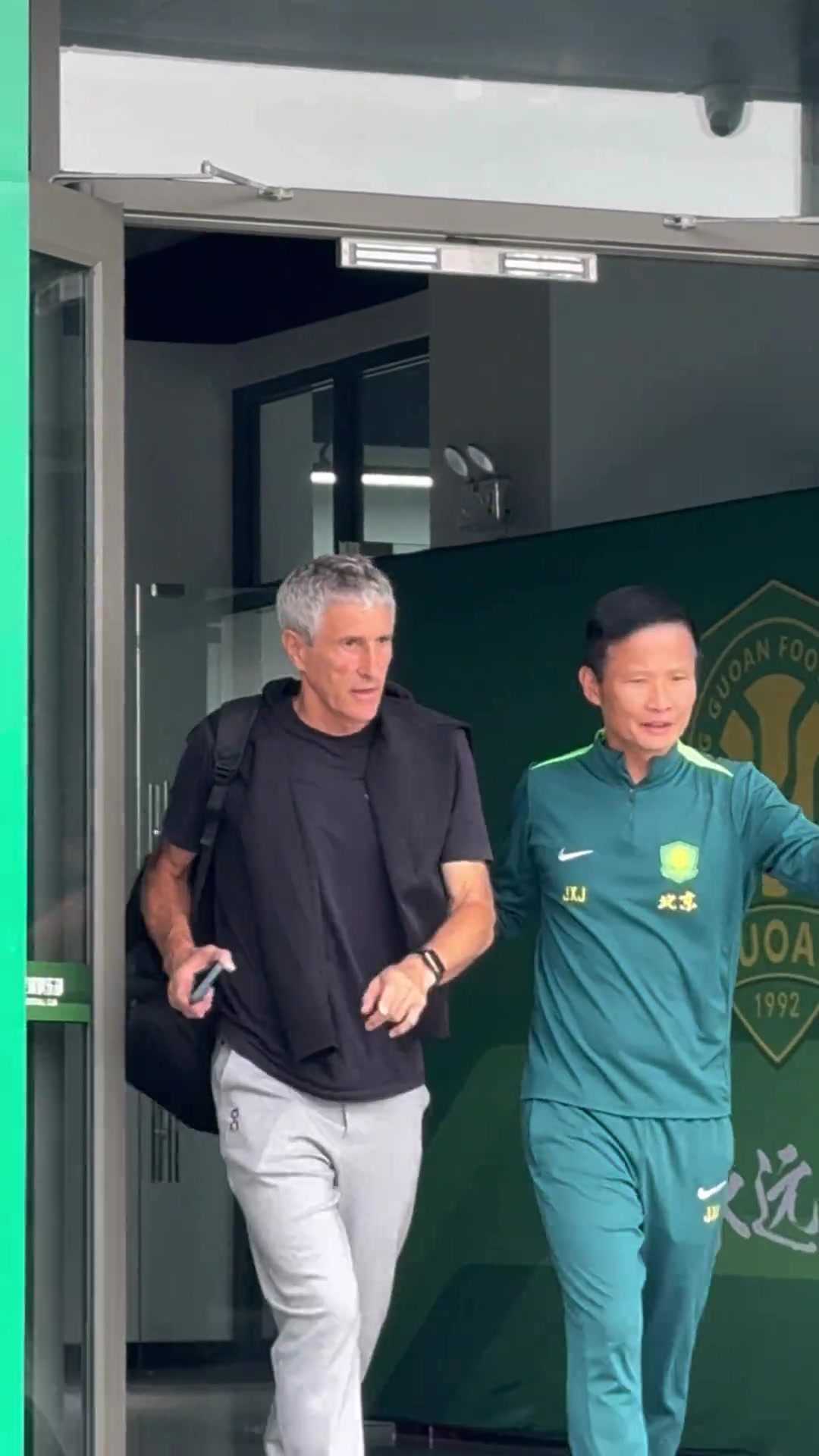 将心比心实拍塞蒂恩离开国安训练基地仍有不少球迷与其道别