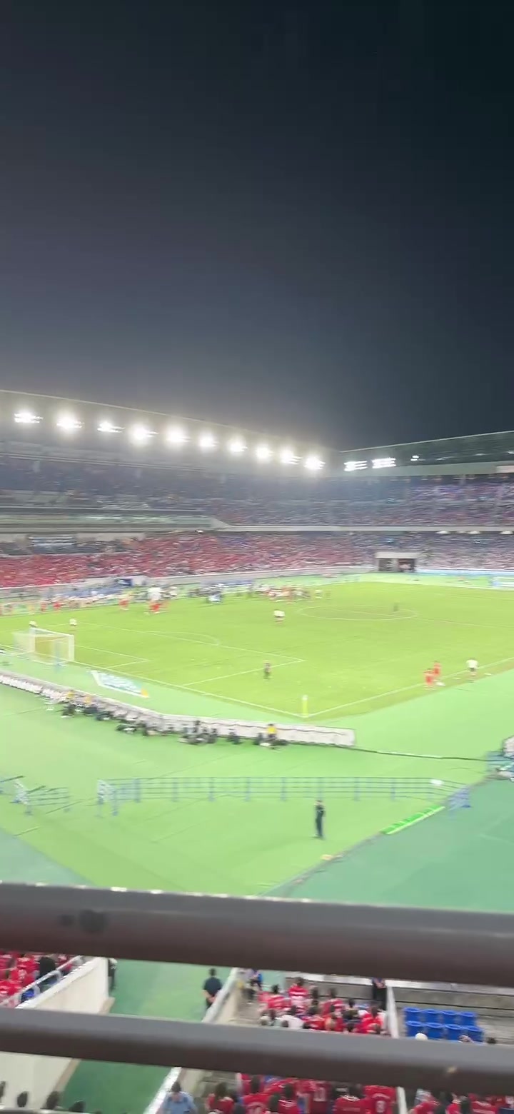 日本球市太火爆了利物浦vs横滨比赛结束后球迷久久不愿离场