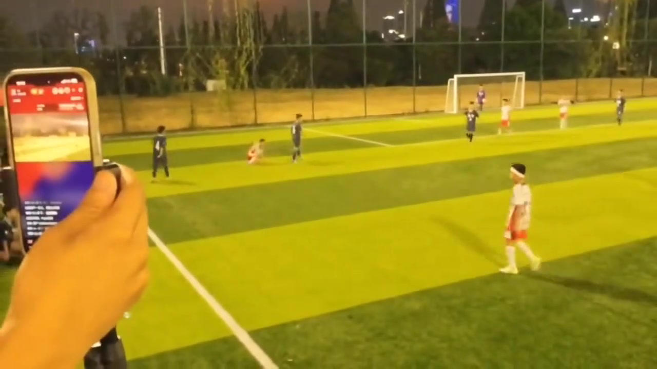 博主徐州市队教练教小孩废人的动作可悲的是对方家长乐在其中