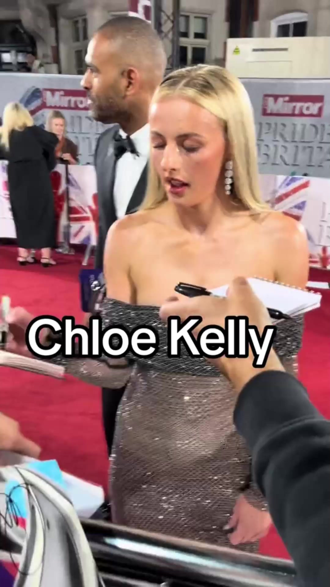 太吸睛了凯利为球迷签名美丽大方好身材一览无余