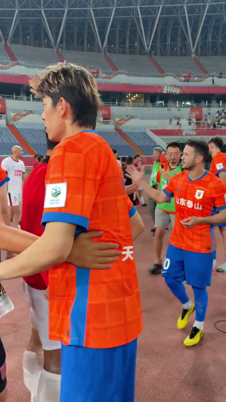 虽然场上有一些小插曲但赛后泽卡还是与蓉城球员进行了友好交流
