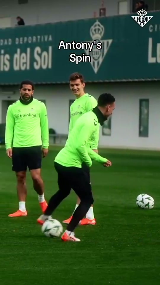 安东尼再秀圆规神技不过这次队友们投来了满意的眼神