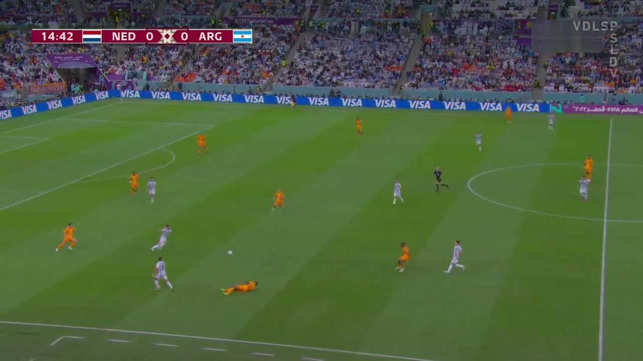 真是疯狂世界杯时阿库尼亚也对邓弗里斯做出过危险犯规