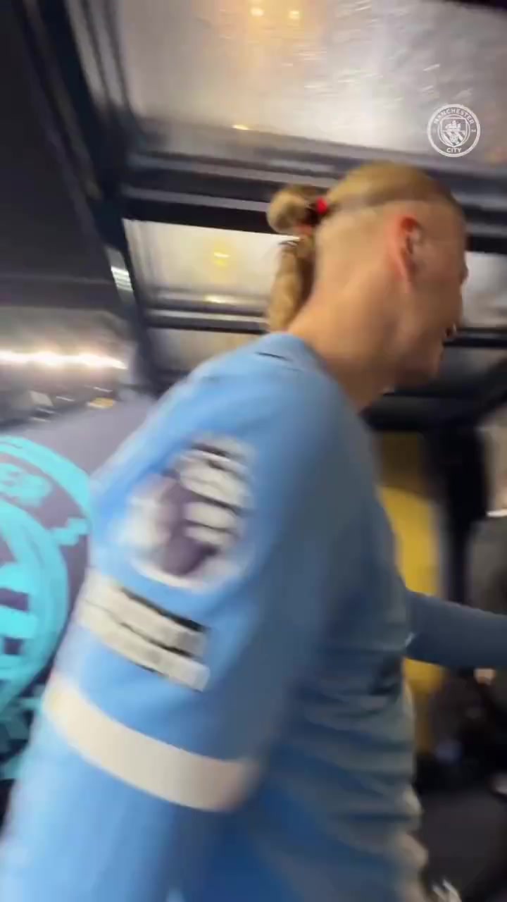 势头正盛赛后直拍曼城球员笑嘻嘻一起回更衣室