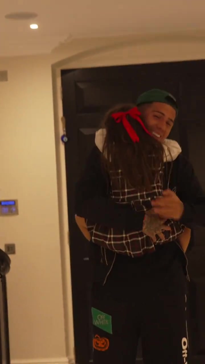 恩佐女儿见到老爹后激动尖叫一旁的儿子却还在吃吃吃