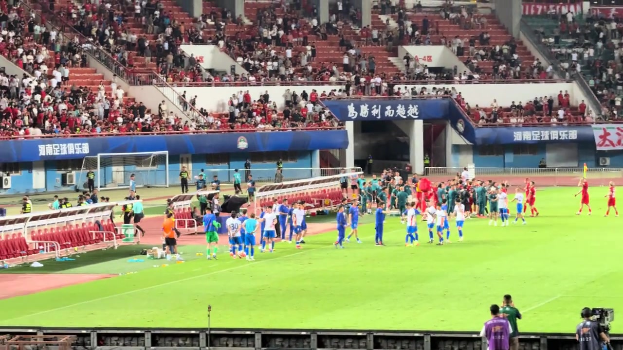 现场泰山球迷对裁判不满高喊揍他CNM