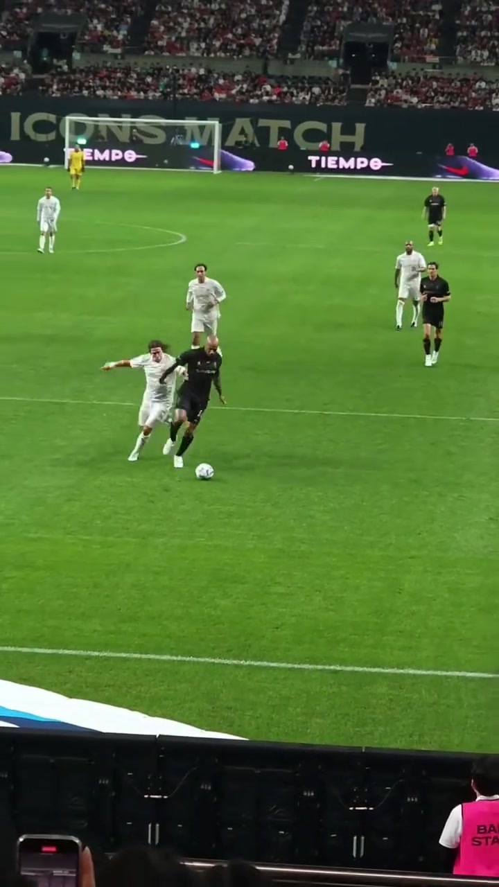 实在秀亨利背身挑球过掉普约尔卡卡在禁区内上演倒钩射门