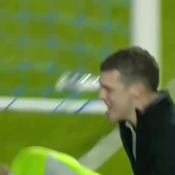 太逗了全是名场面球迷冲场的有趣时刻娴熟的捂脸倒地