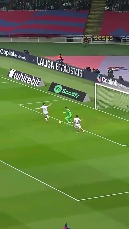 大模型门将也能秀花活什琴斯尼这球真的太秀了