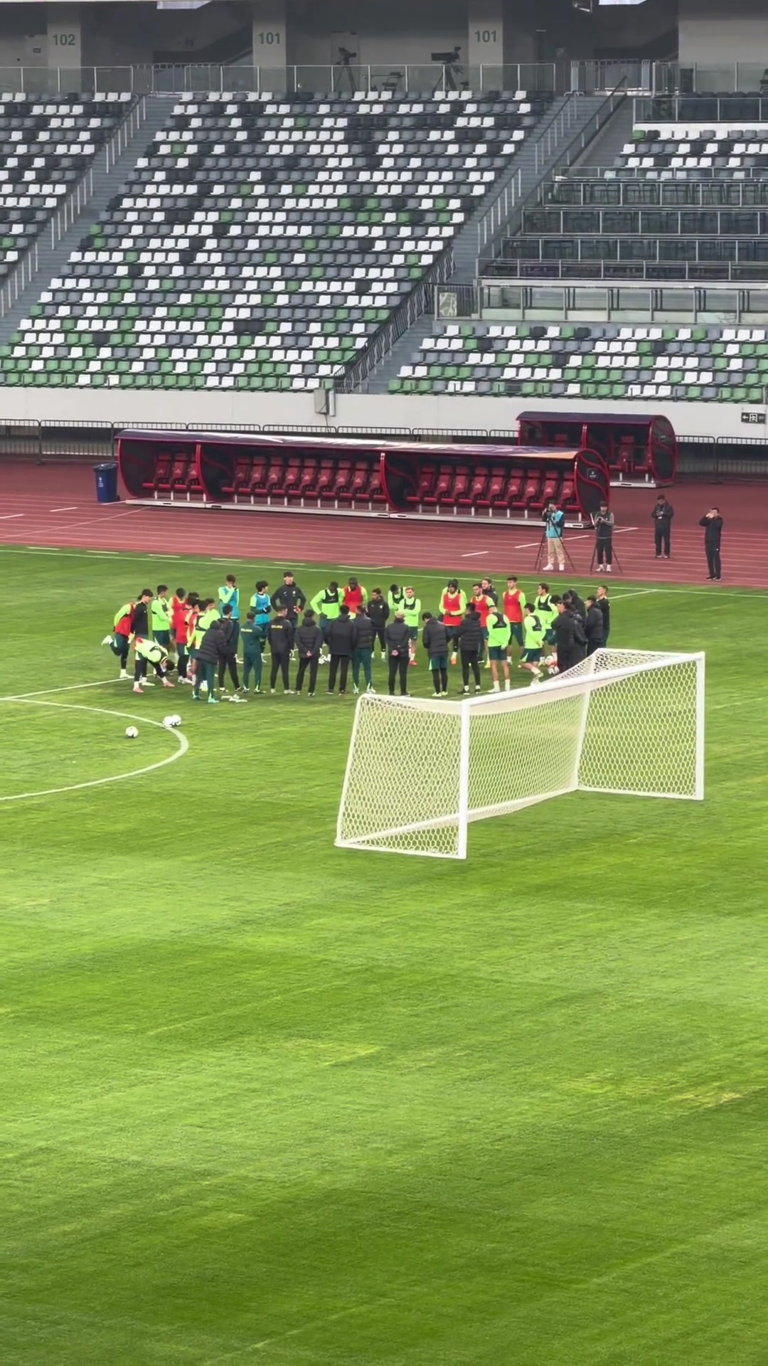 终极之战实拍国安完成足协杯决赛赛前踩场全队气氛很好