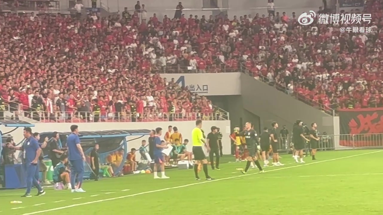 生气啊罚下的王大雷没接毛巾直接进入更衣室