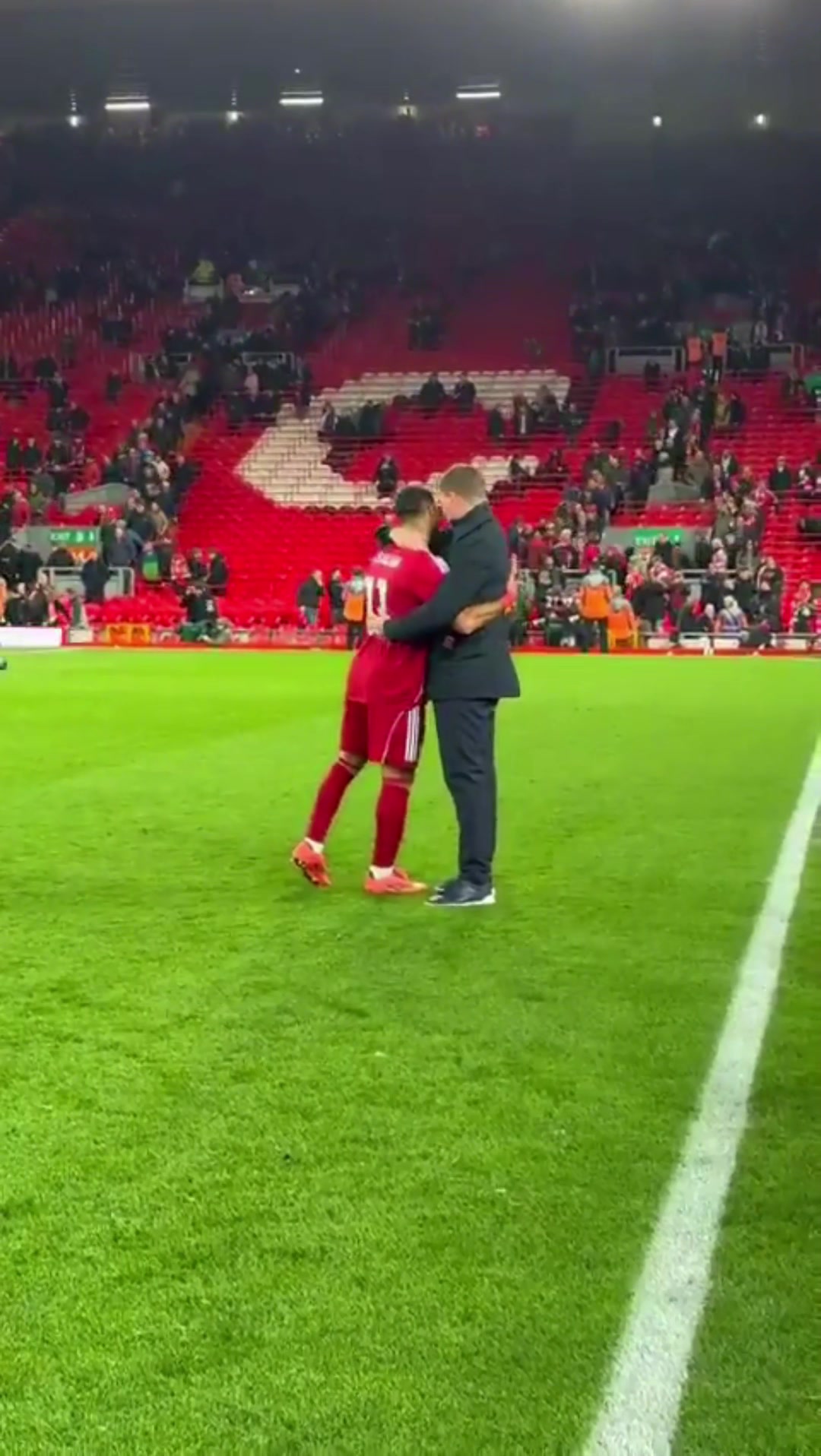 杰拉德和麦克马纳曼祝贺萨拉赫为利物浦打入第250粒进球️