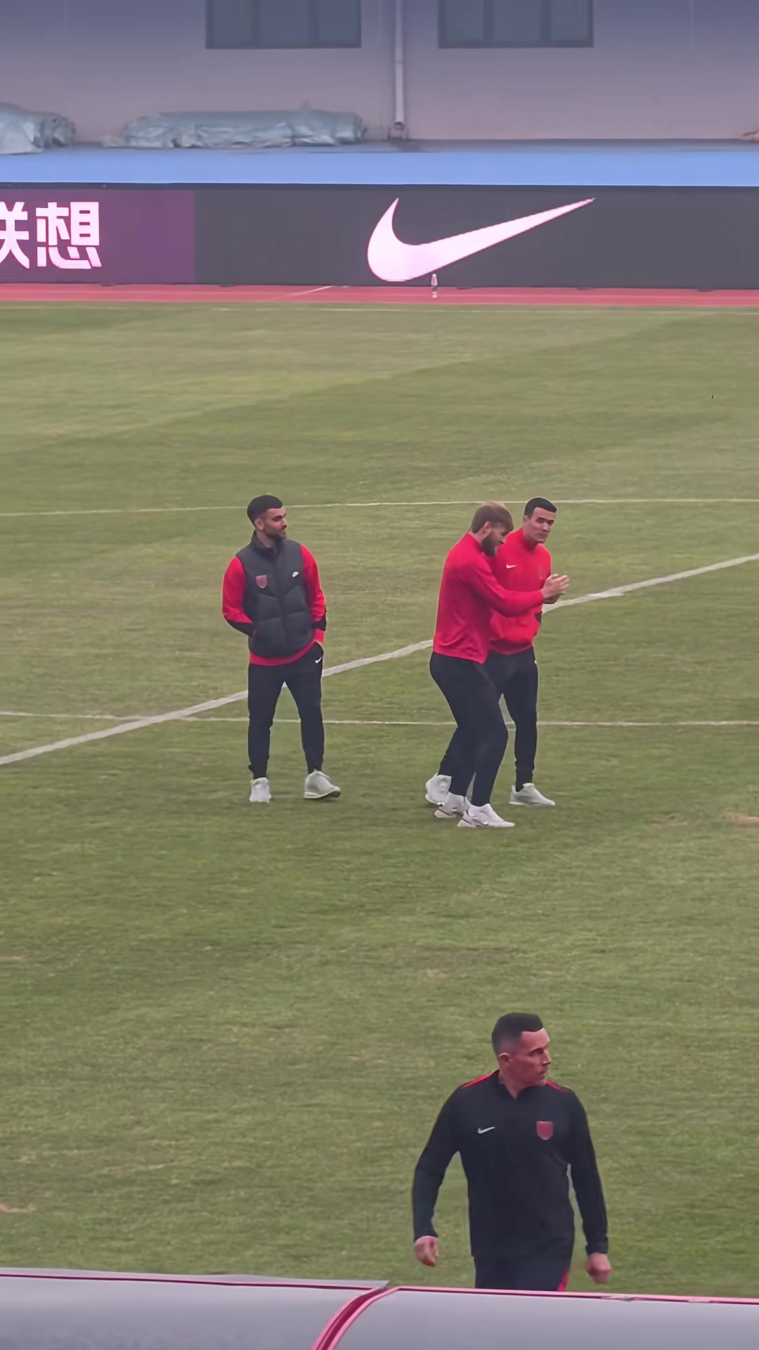 自己不争气啊赛前蓉城球员得知海港输球后高兴坏了