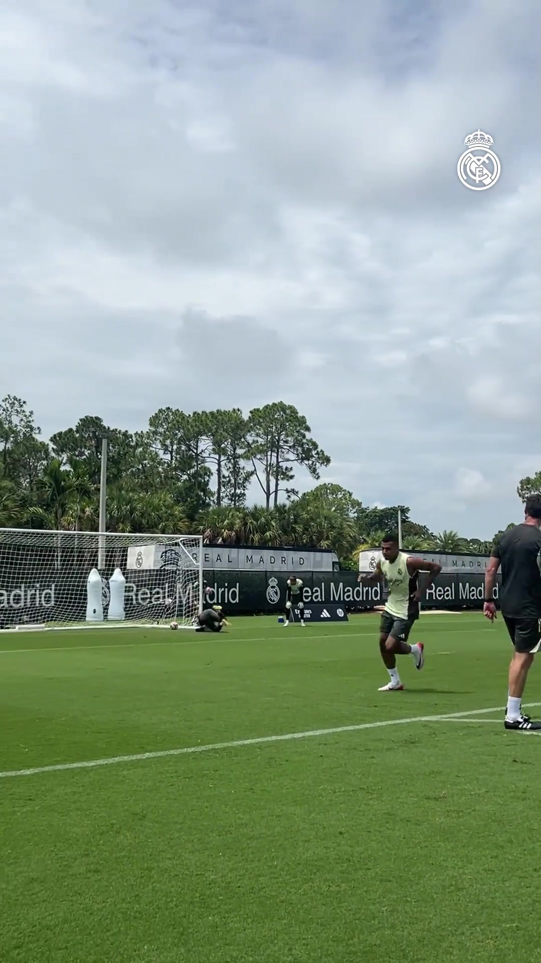 对阵巴黎证明自己姆总训练展示射门技术